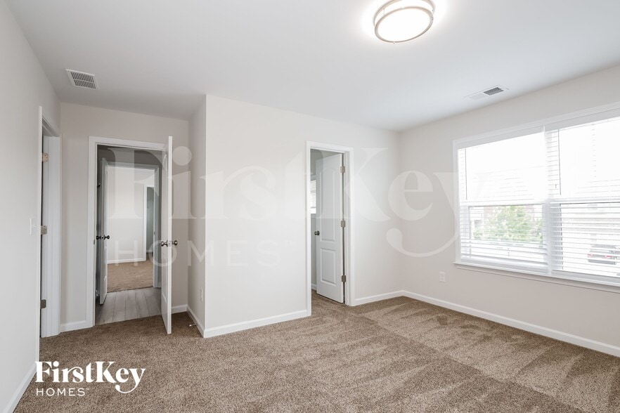 Building Photo - 2641 Kinmere Dr