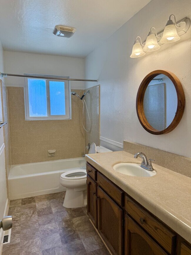 Building Photo - Comfortable 3 bedroom in convenient Hollister location