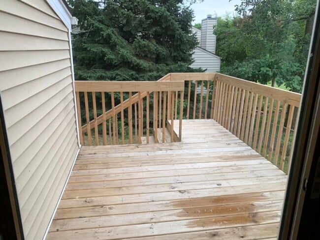 Building Photo - 2 BR, 1.5 BA Clive split level duplex.  Deck and one car attached garage.