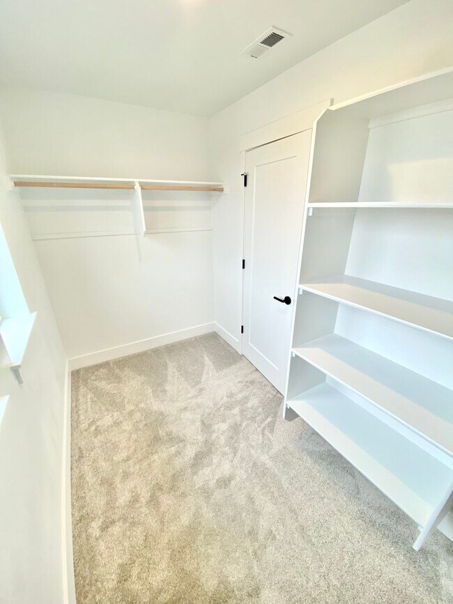 Building Photo - Beautiful 3 bdrm end unit townhome with side yard available in Petrosa.