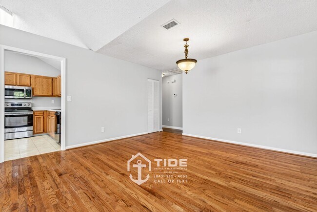 Building Photo - Modern Living in the Heart of West Ashley