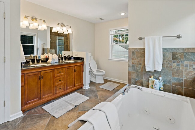 Building Photo - 6505 Columbia Pike