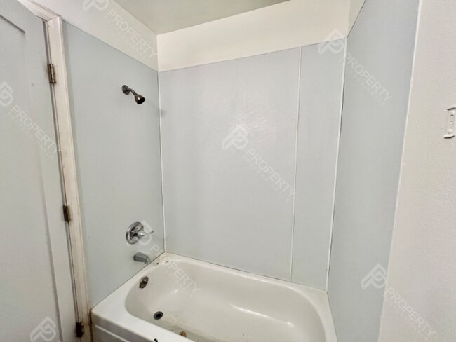 Building Photo - Em Ave Duplex