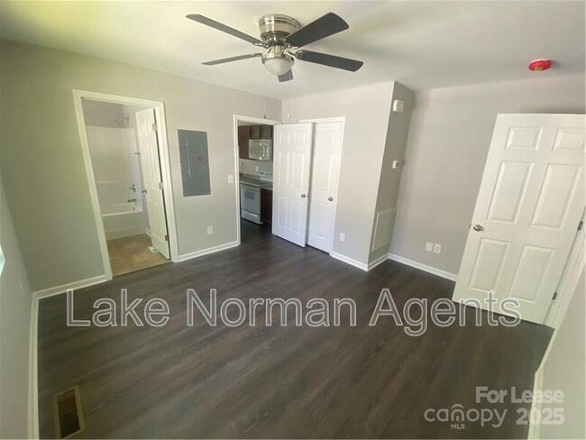 Building Photo - 728 E Pine St