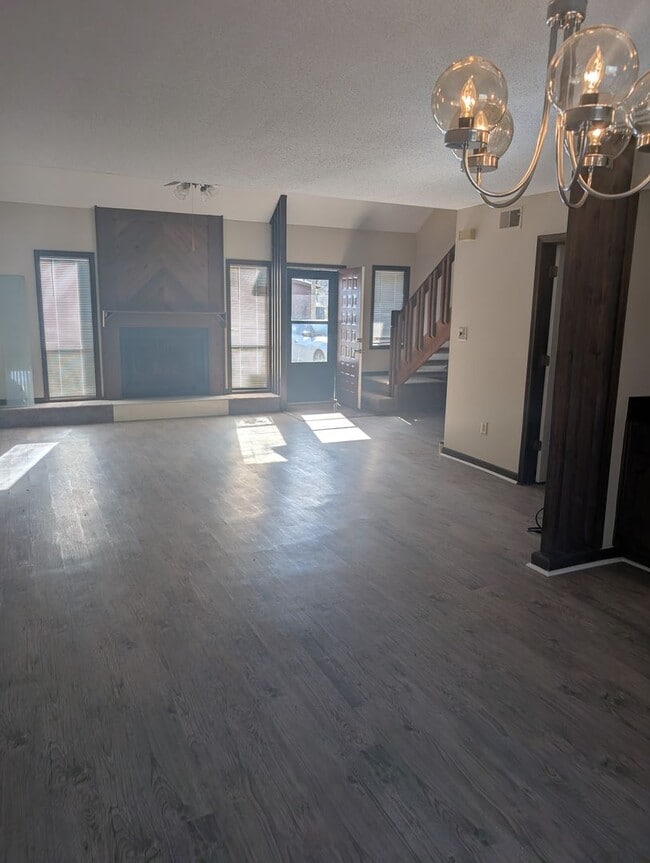 Building Photo - 311 Rock Knoll Dr