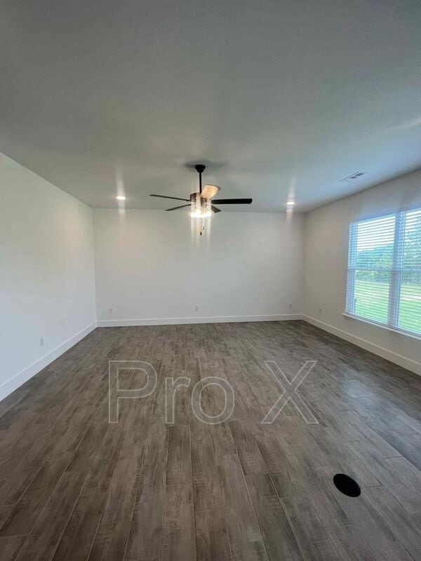 Building Photo - 1601 White Oak Dr