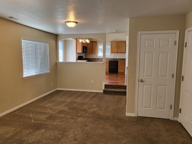 Building Photo - Large Pleasant Grove Home