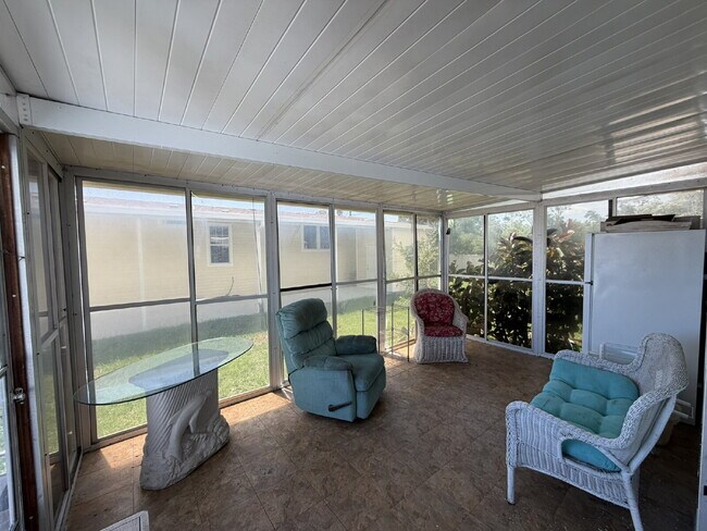 Building Photo - "Cozy 2-Bed Oasis in Nokomis, FL – Nokomis Lake Village Retreat!"