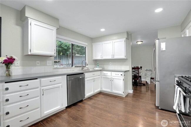 Building Photo - 3 bed 2.5 bath in martha lake neighborhood