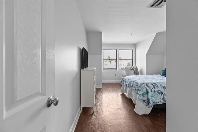 Building Photo - 580 Thames St