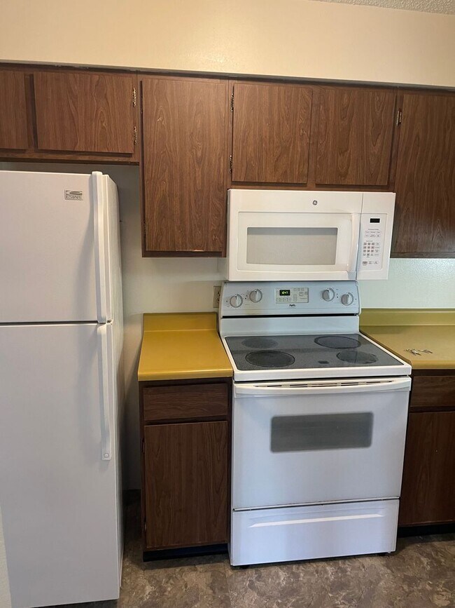 Building Photo - Affordable Stoughton 2-Bedroom Apartment with FREE Heat