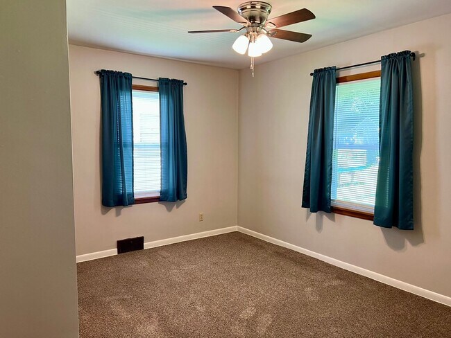 Building Photo - 2 Bedroom, 1 Bath in central Springfield