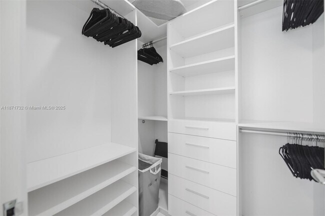 Building Photo - 16901 Collins Ave