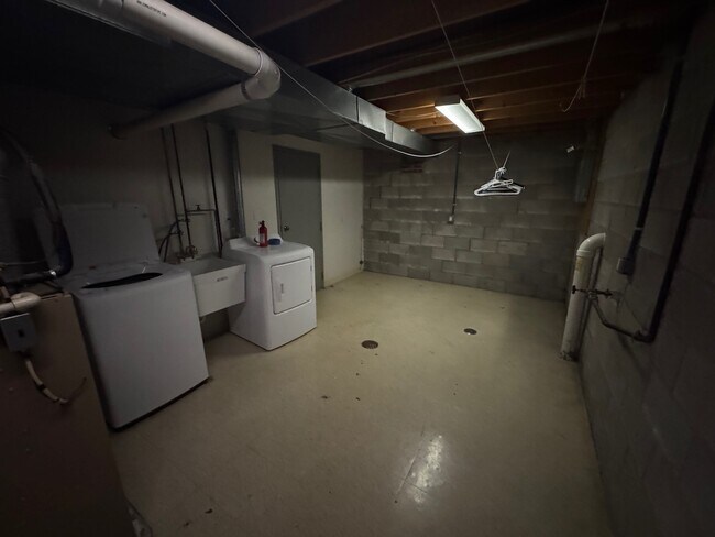 Building Photo - 222 Chesna Dr