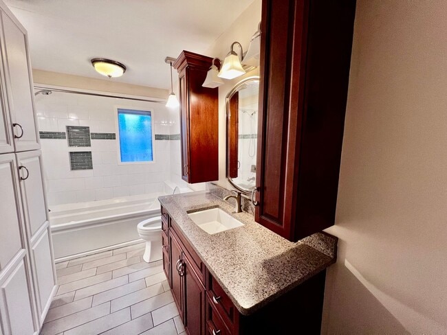 Building Photo - Brick ranch on half acre lot in Virginia Beach