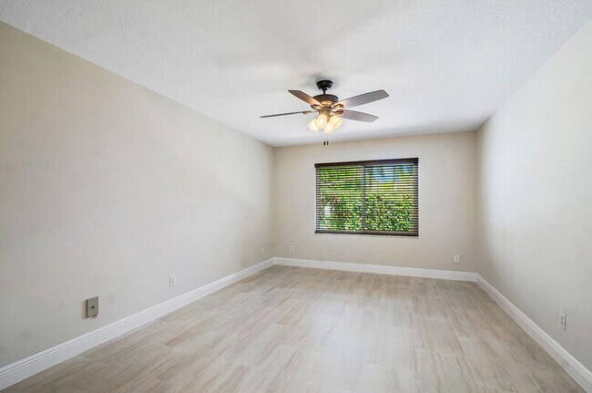 Building Photo - 188 Moccasin Trail N