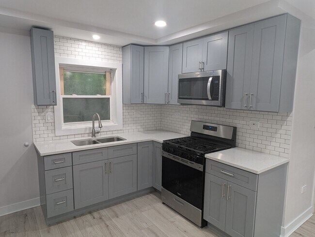 Primary Photo - 1061 E 80th St