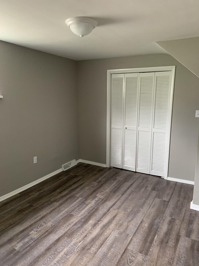 Building Photo - 555 New Alexandria Rd