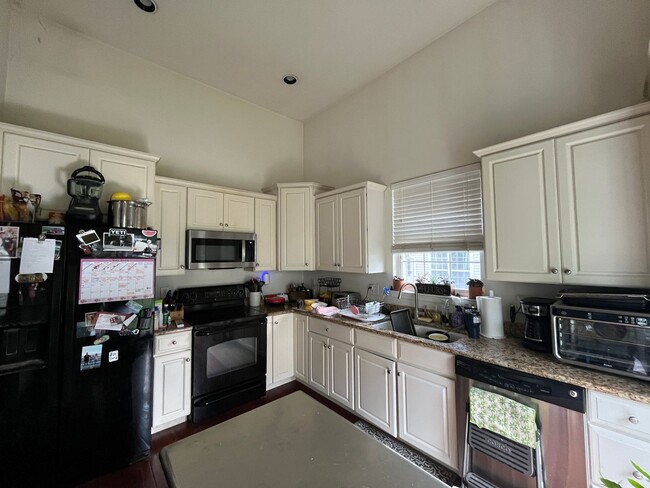Building Photo - Stunning Upper Nazareth End Unit Townhome