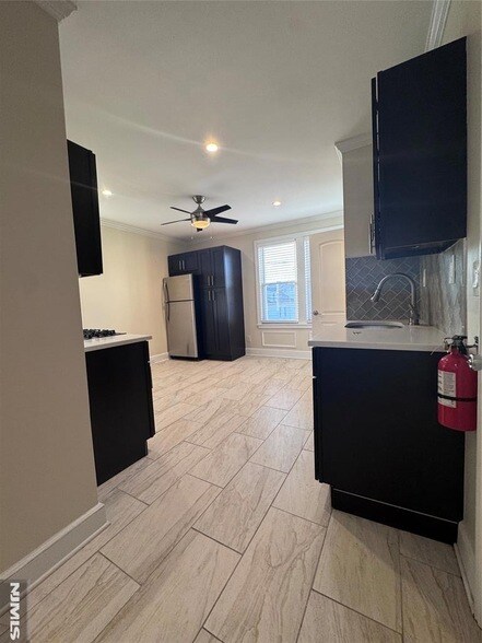 Building Photo - 14 River St