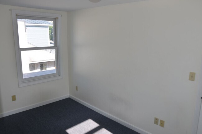 Building Photo - 15-17-17 Peru St