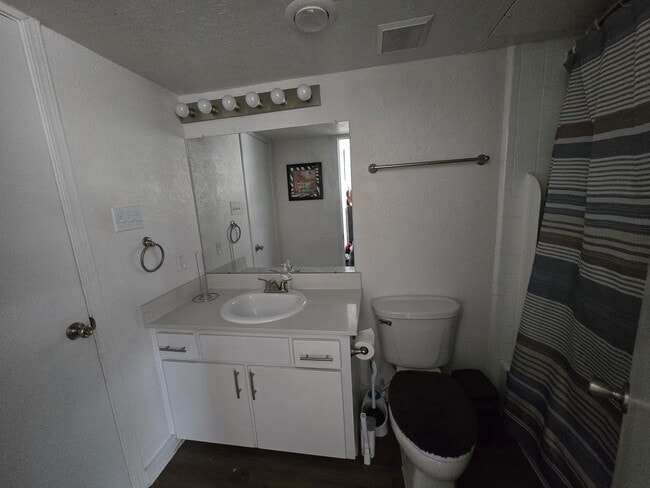 Building Photo - 210 Trellis Pl