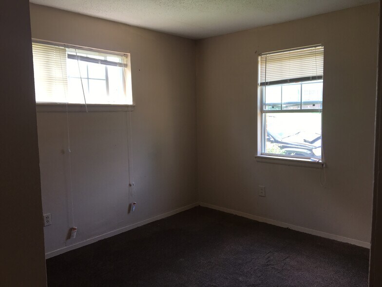 Building Photo - 2563 Peres Ave