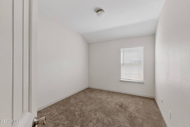 Building Photo - 217 Farnborough St