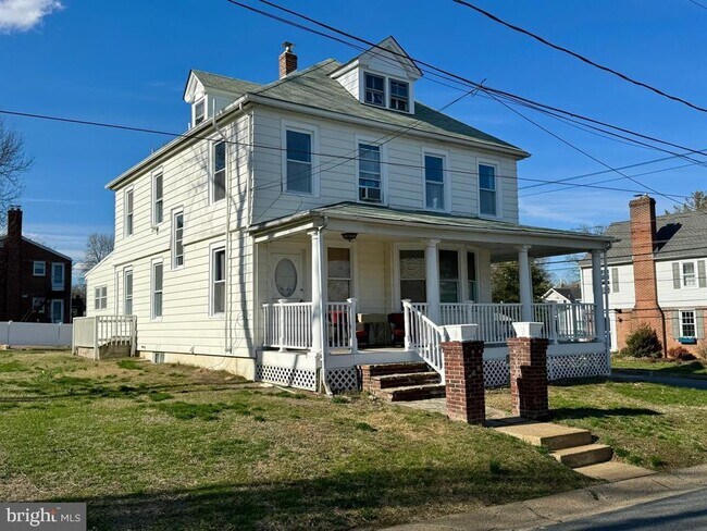 Building Photo - 1121 Rosedale Ave