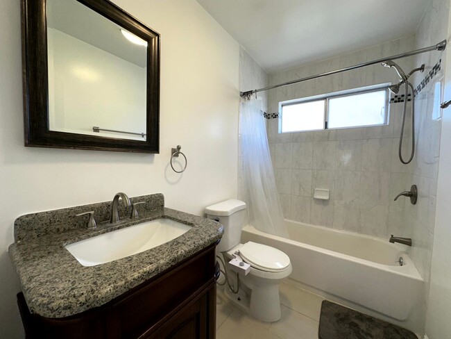 Building Photo - Spacious Upper level 1 bed -1 bath with parking and pool in Encino