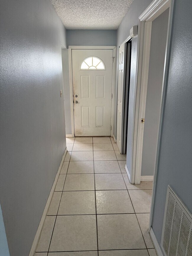 Building Photo - 2 bed 1 bath with 855 sf. Great location b...