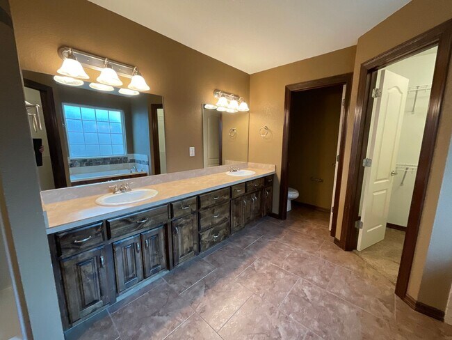 Building Photo - Large 3 Bedroom 2 Bathroom Home W/ Fenced Yard in WEBB CITY MO!!!