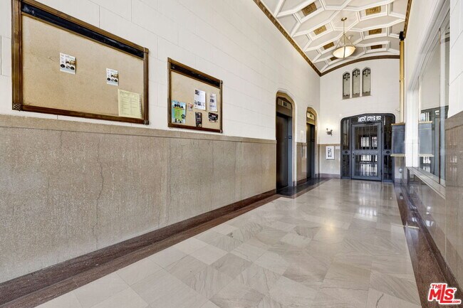 Building Photo - 315 E 8th St