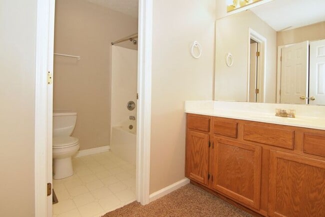 Building Photo - 3 Bedroom Townhome in Greenwood