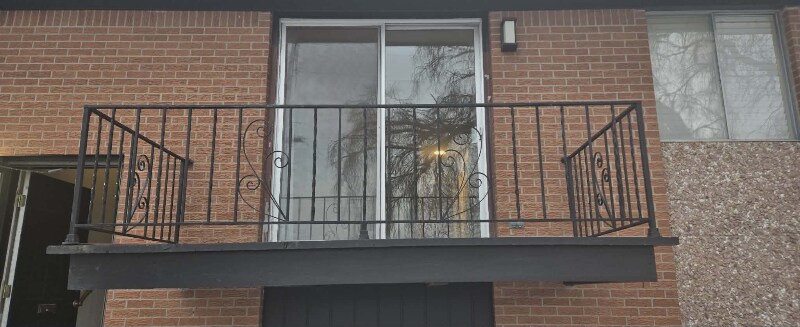 Building Photo - 911 W River Blvd