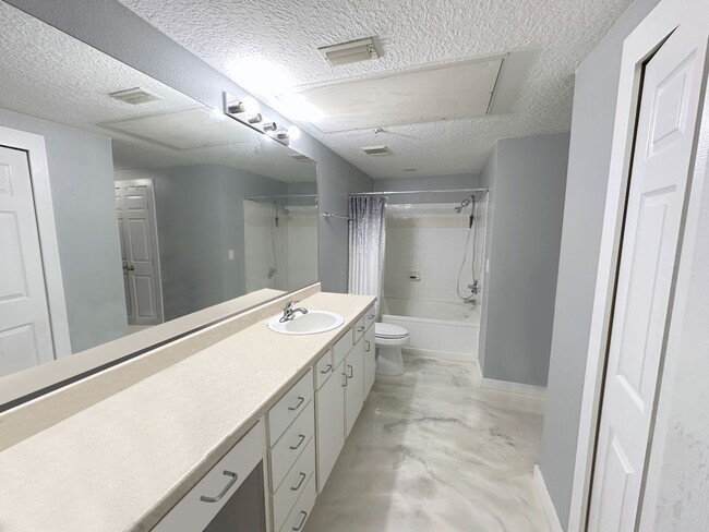 Building Photo - Spacious 1bedroom 1 bath condo in The Quar...