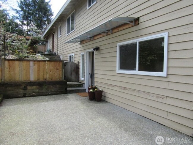Building Photo - 2Bd/.75Ba Kirkland Condo