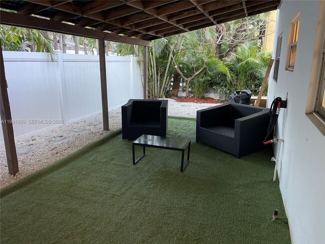 Building Photo - 1425 NE 56th St