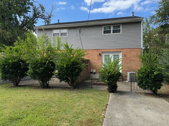 Building Photo - Charming 2-Bedroom Home with Hardwood Floo...