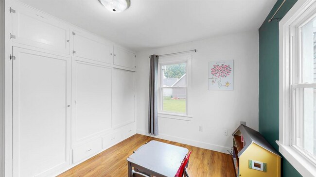 Building Photo - 423 Vroman St