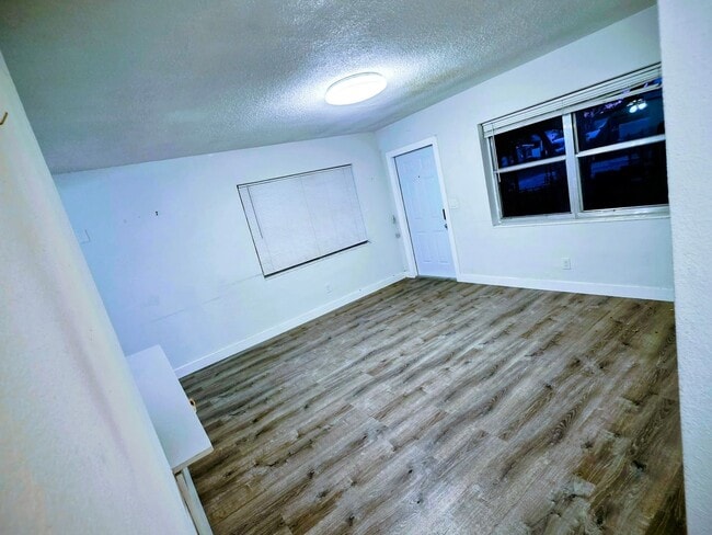 Building Photo - LC 13:22-24 SW 10th St