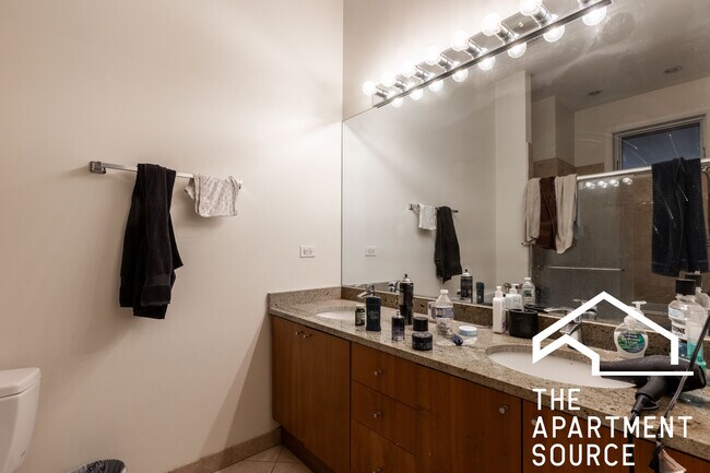 Building Photo - 1354 W Augusta Blvd