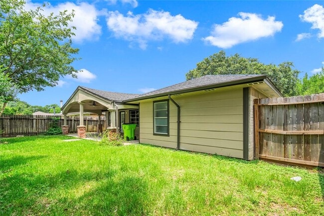 Building Photo - 16323 Maplemont Dr