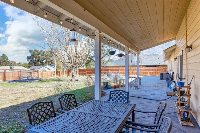 Building Photo - Stallion Springs Home!