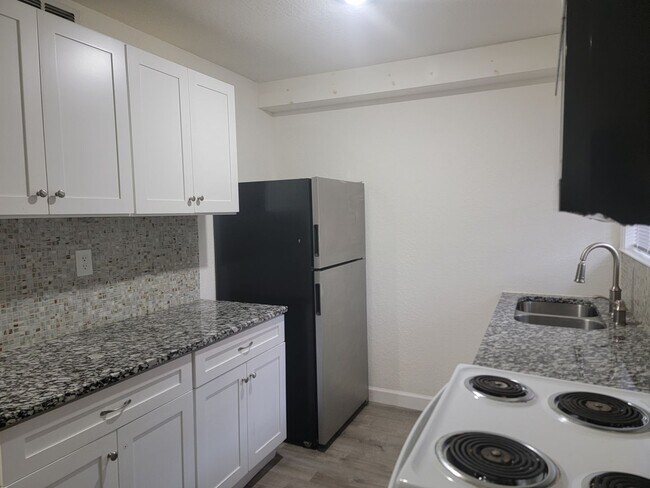 Building Photo - Rent a Community..Prime Location