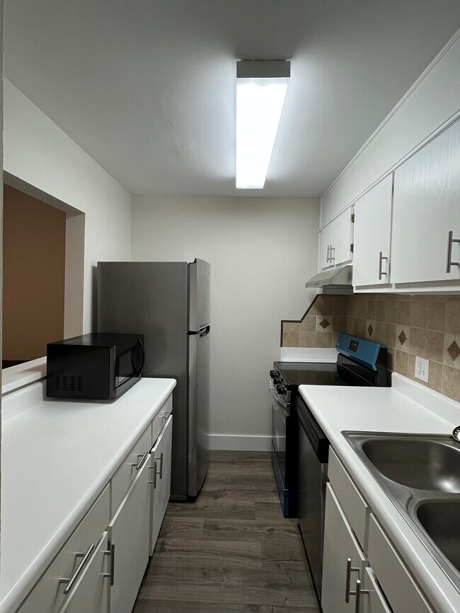 Building Photo - 148 E University Dr