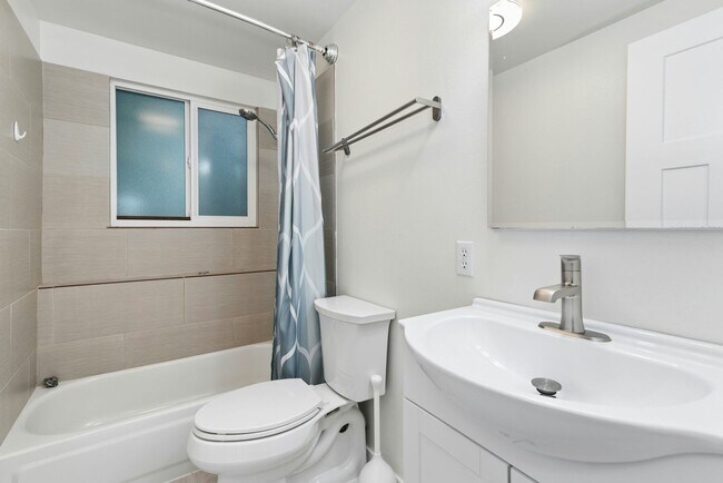 Building Photo - 4bd/2.5ba Bellevue Home