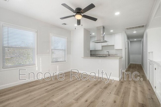 Building Photo - 303 3rd Ave