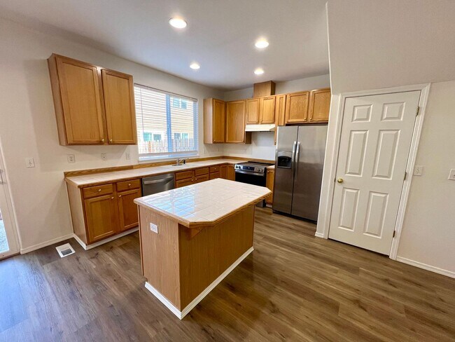 Building Photo - Spacious, Updated Townhome in Prime Beaverton Location!