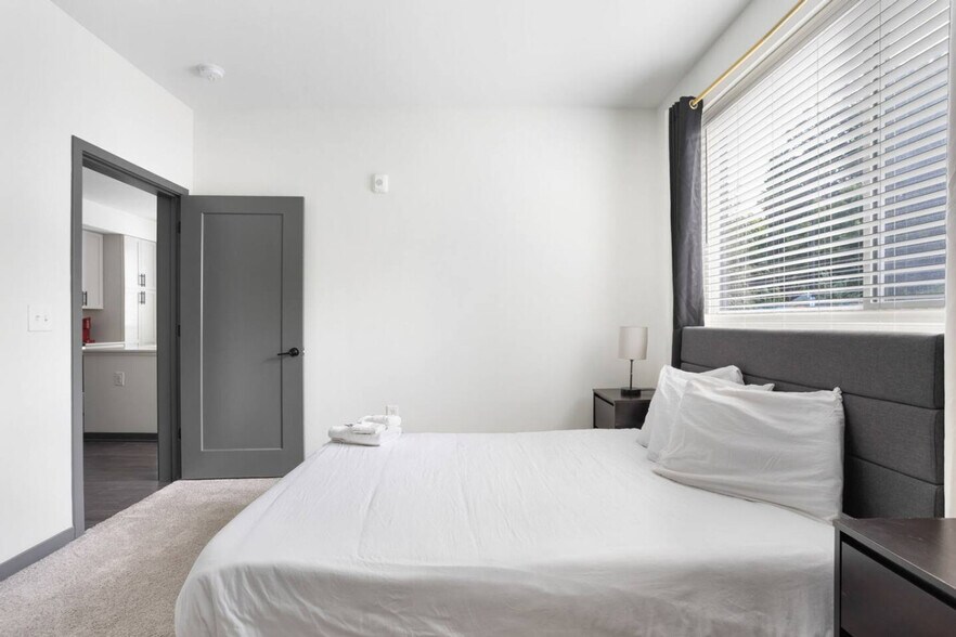 Building Photo - 6105 N Rural St